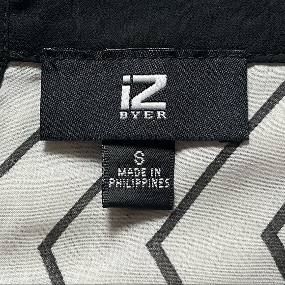 iZ Byer 📌 size small black white chevron sheer 3/4 sleeve scoop neck curved hem - Picture 16 of 16